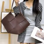 Leather fashionable woven shoulder bag for women