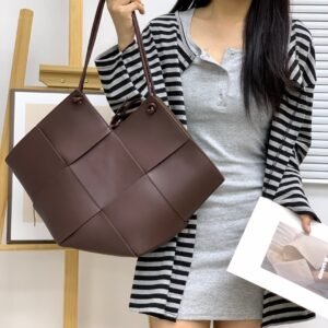 Leather fashionable woven shoulder bag for women